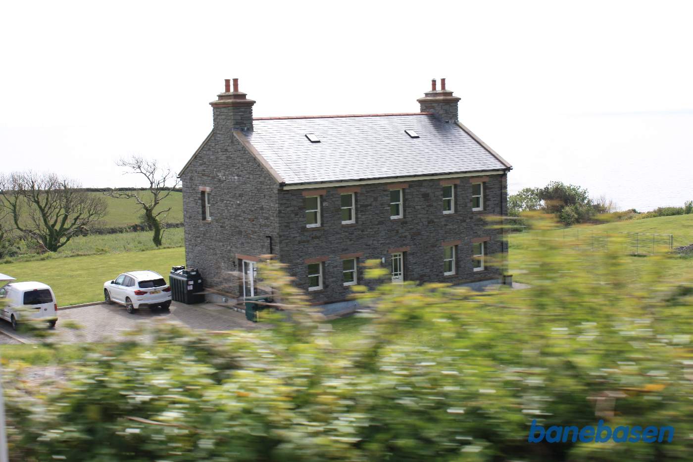 Et hus ved havet, set fra sporvognen