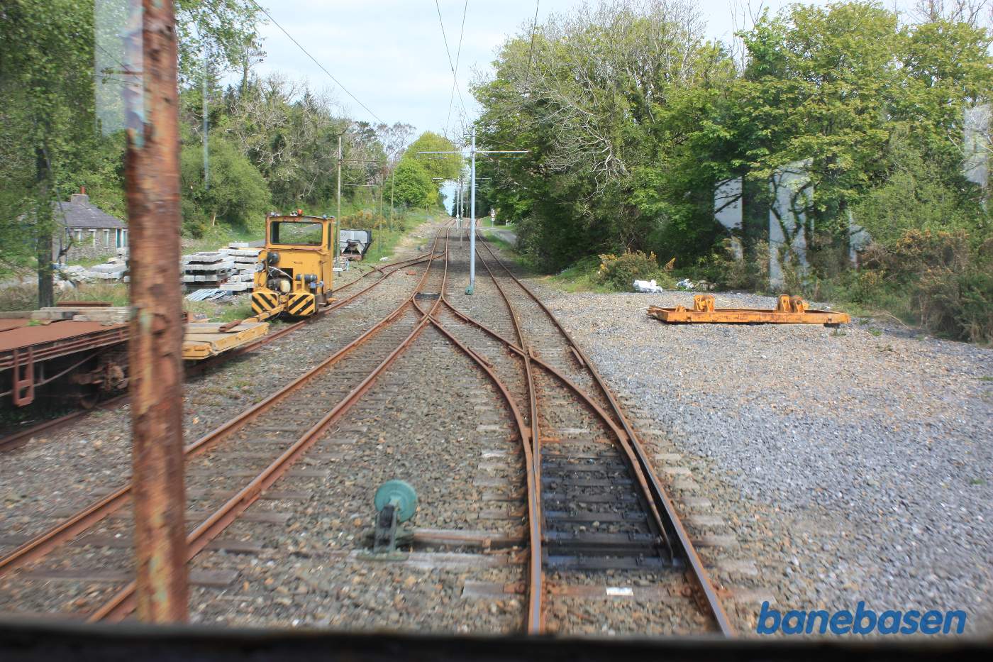 En mellemstation med sidespor og gul maskine