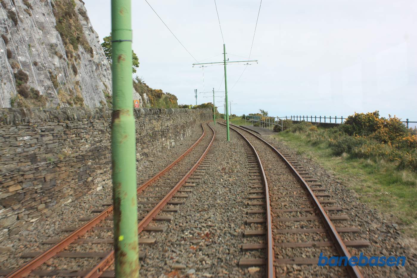 Den dobbeltsporede sporvej løber langs kysten