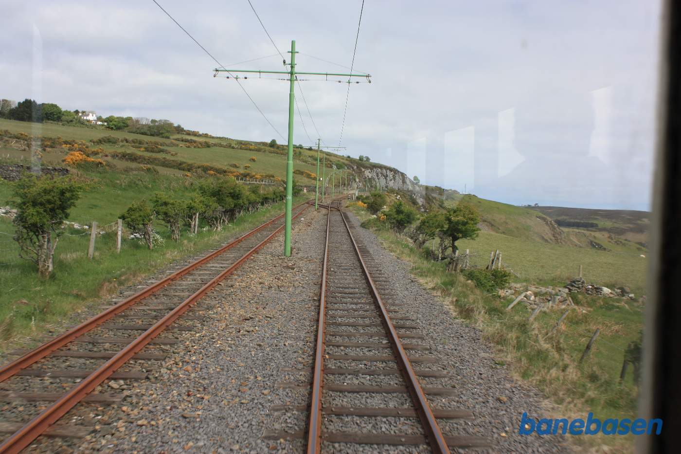 Den dobbeltsporede sporvej løber langs kysten