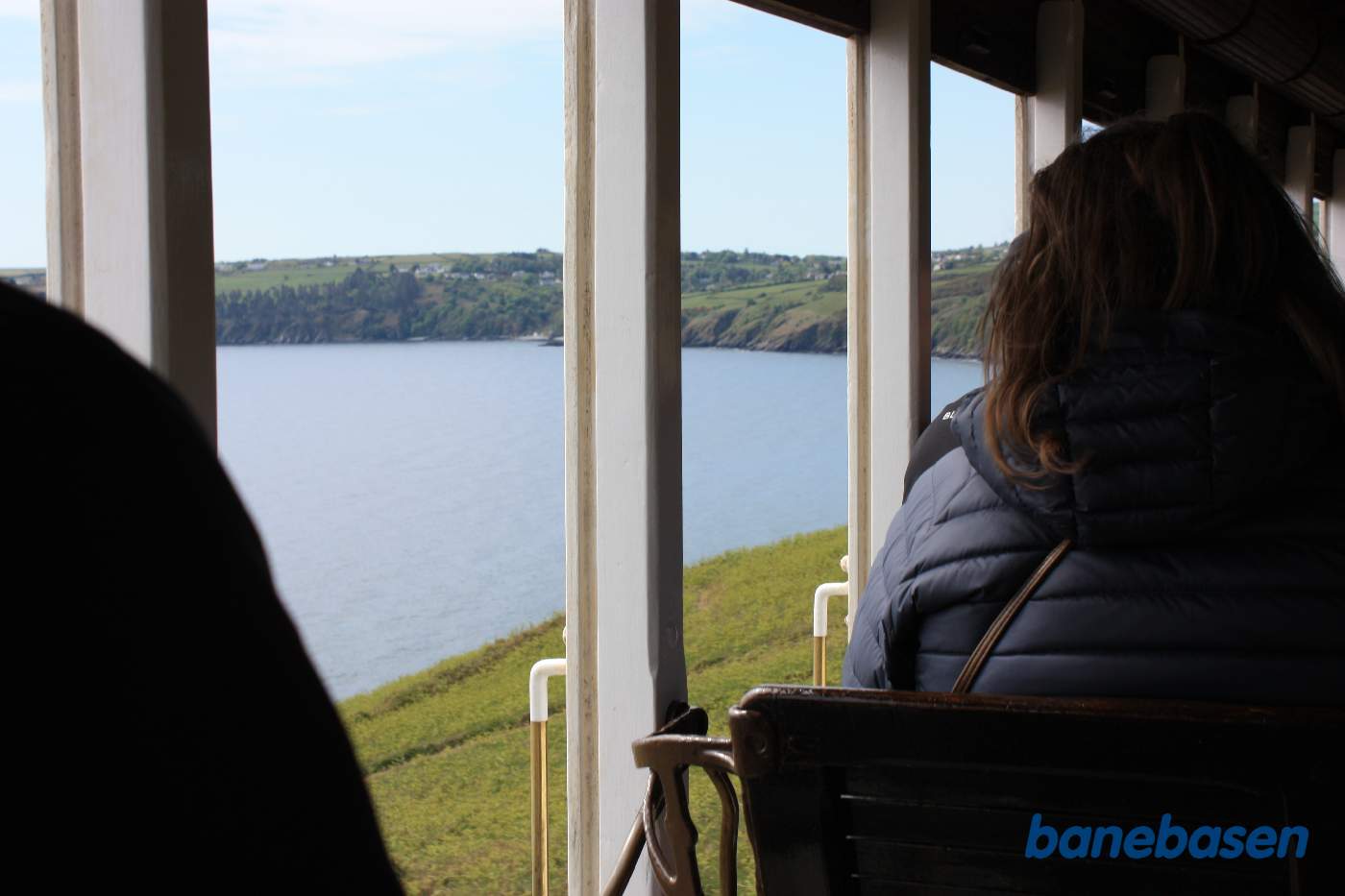 Den dobbeltsporede sporvej løber langs kysten