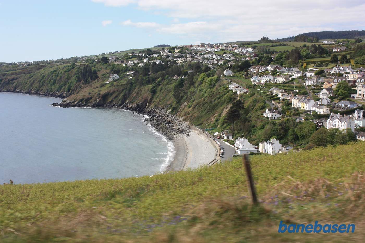 Den dobbeltsporede sporvej løber langs kysten