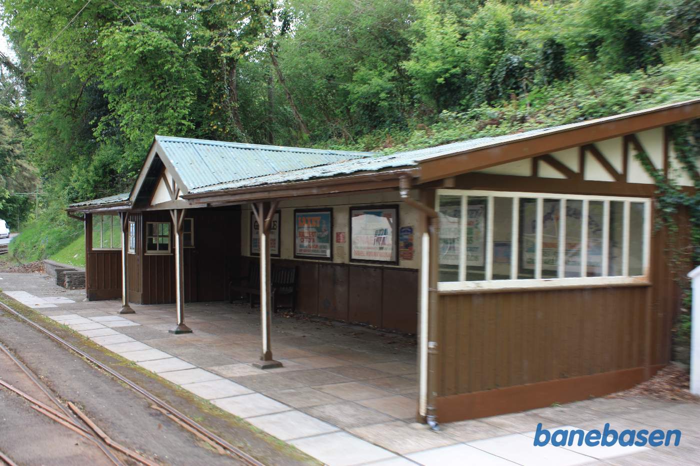 Sporvognen passerer en mellemstation