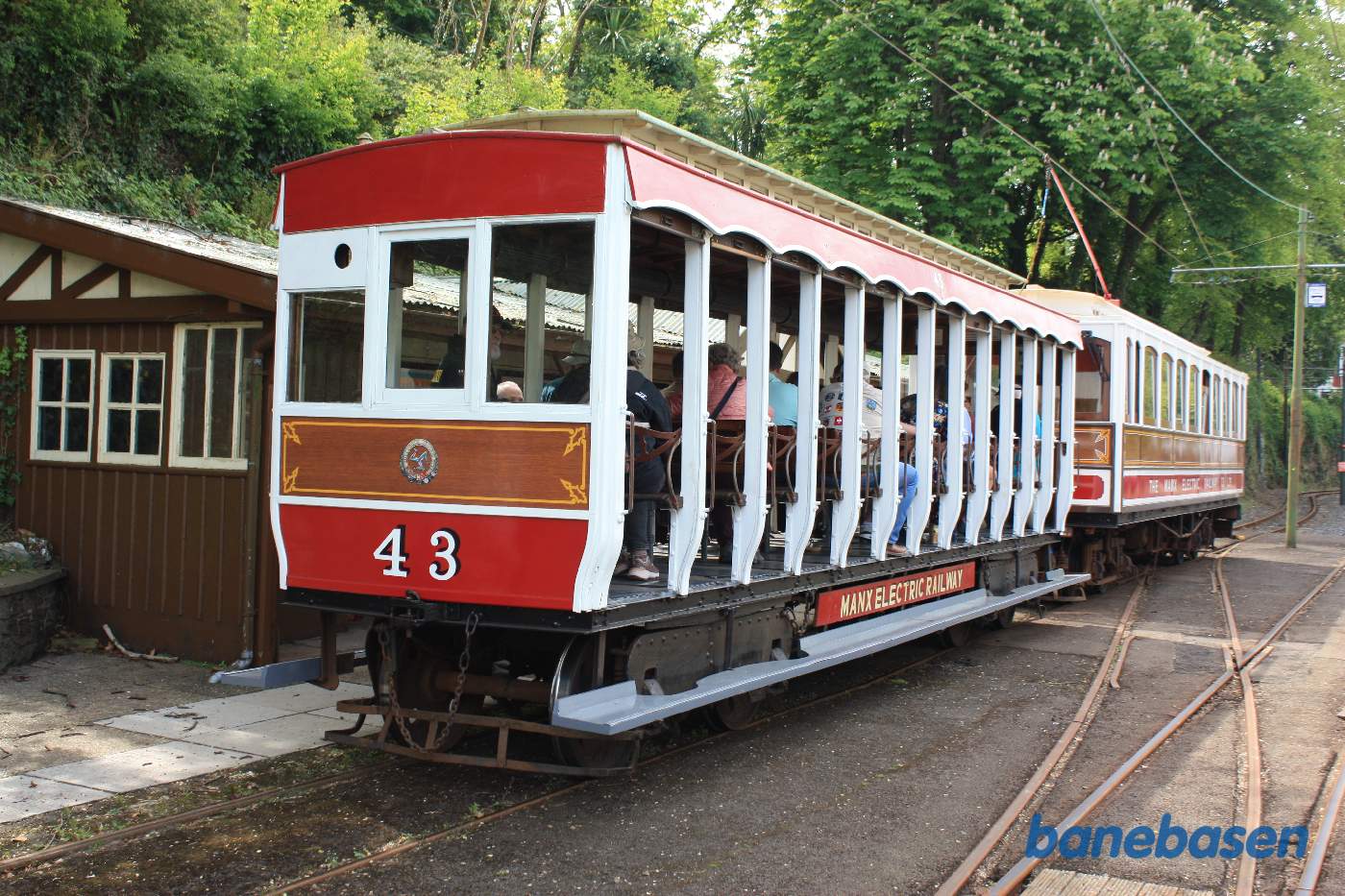 Sporvognen til Laxey holder ved perron