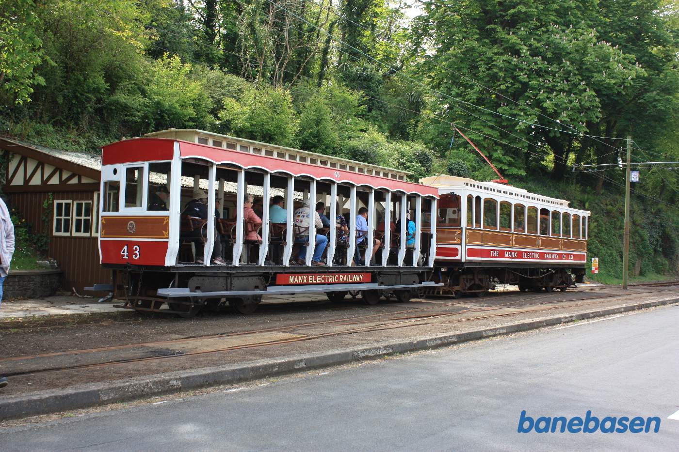 Sporvognen til Laxey holder ved perron