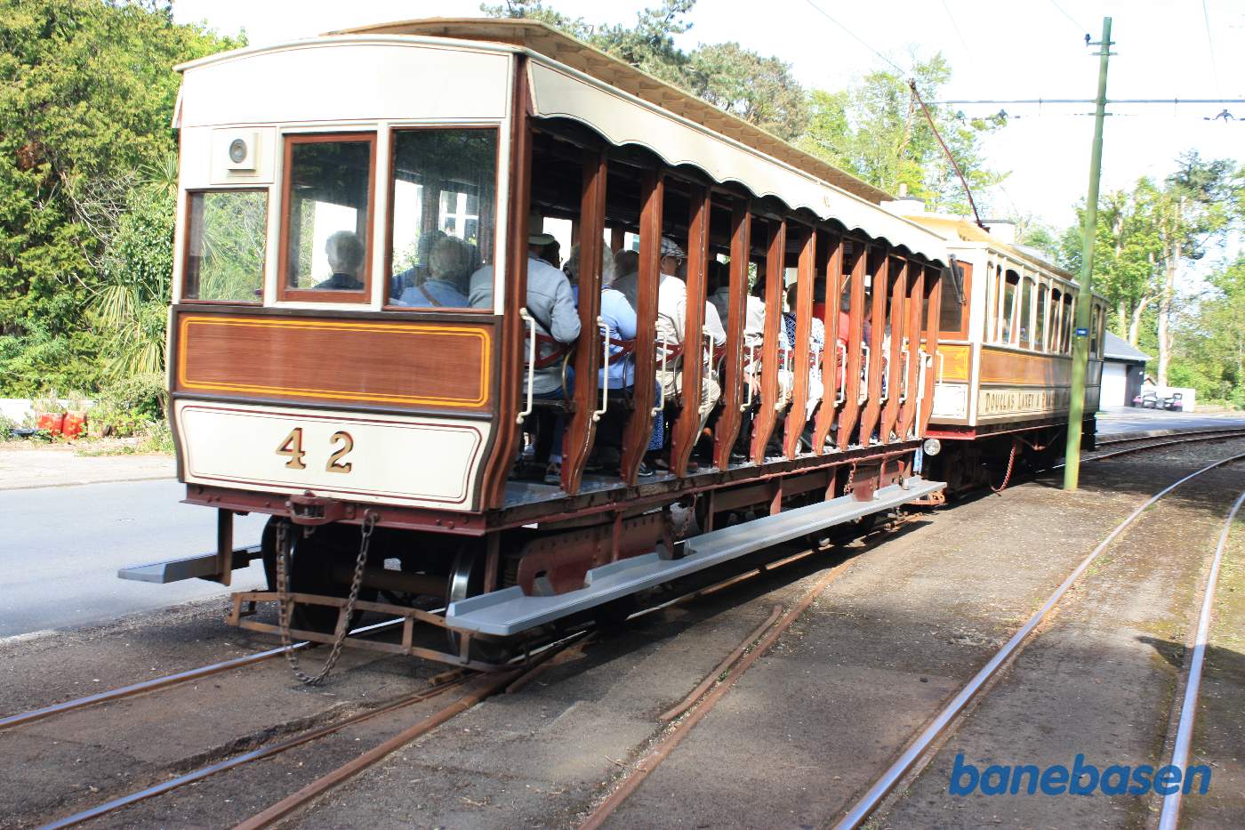Sporvognen til Douglas holder ved perron