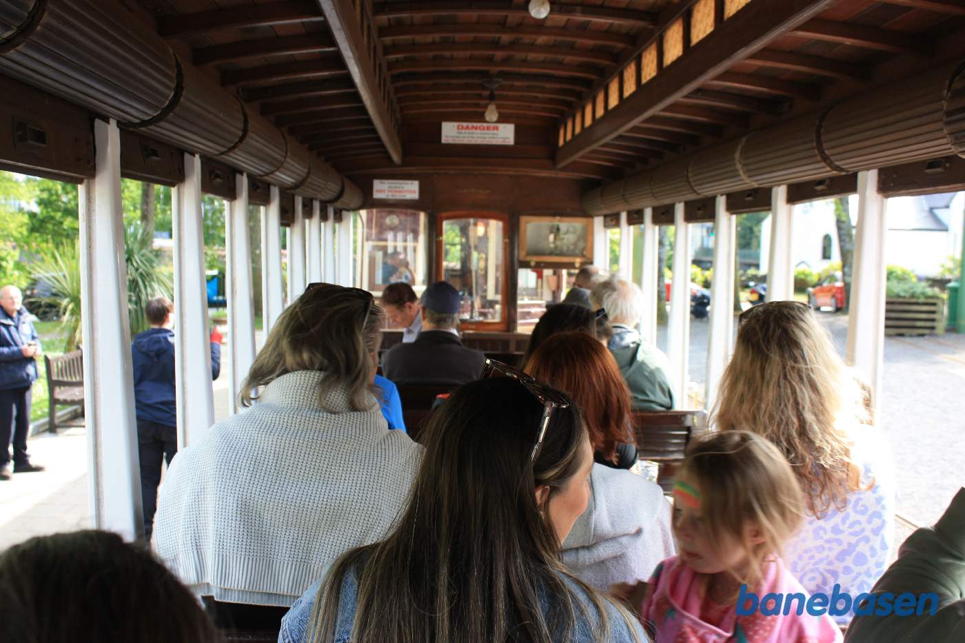 Sporvognen til Douglas holder ved perron. Billede indefra i den åbne bivogn