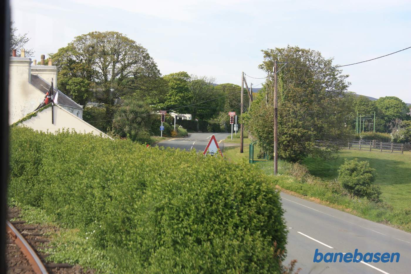 Den dobbeltsporede sporvej løber parallelt med vejen