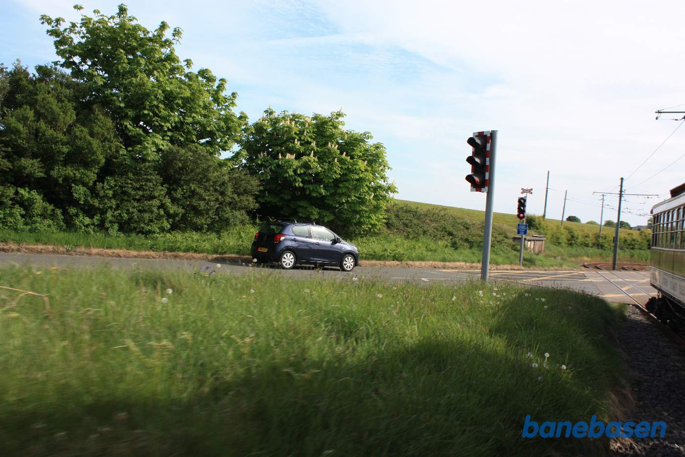 Den dobbeltsporede sporvej løber parallelt med vejen