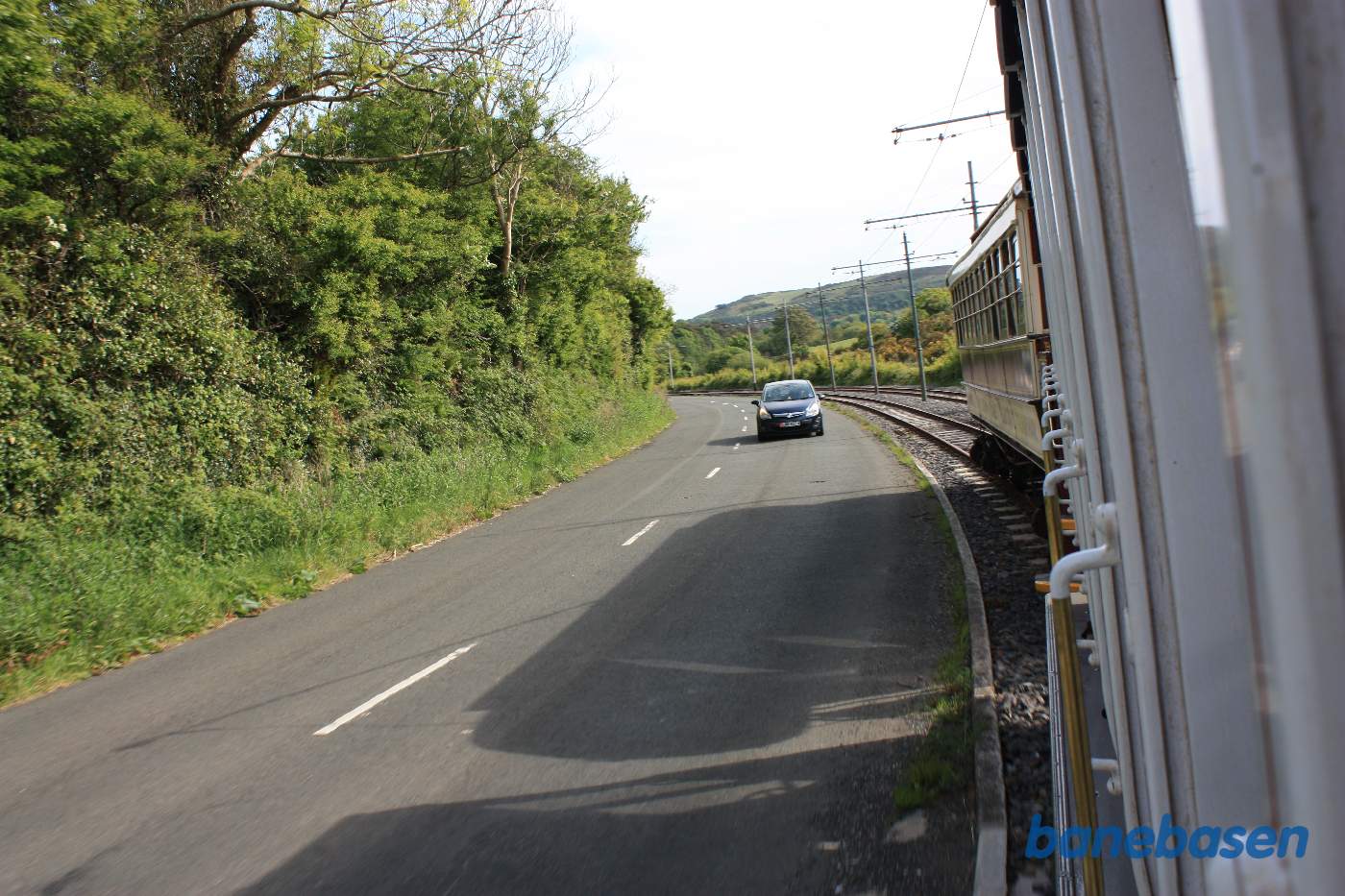 Den dobbeltsporede sporvej løber parallelt med vejen