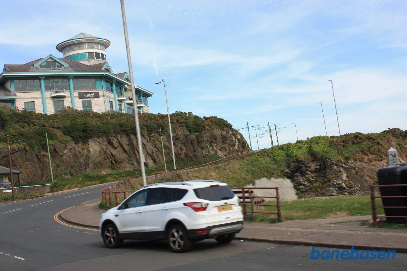 Den dobbeltsporede sporvej løber parallelt med vejen