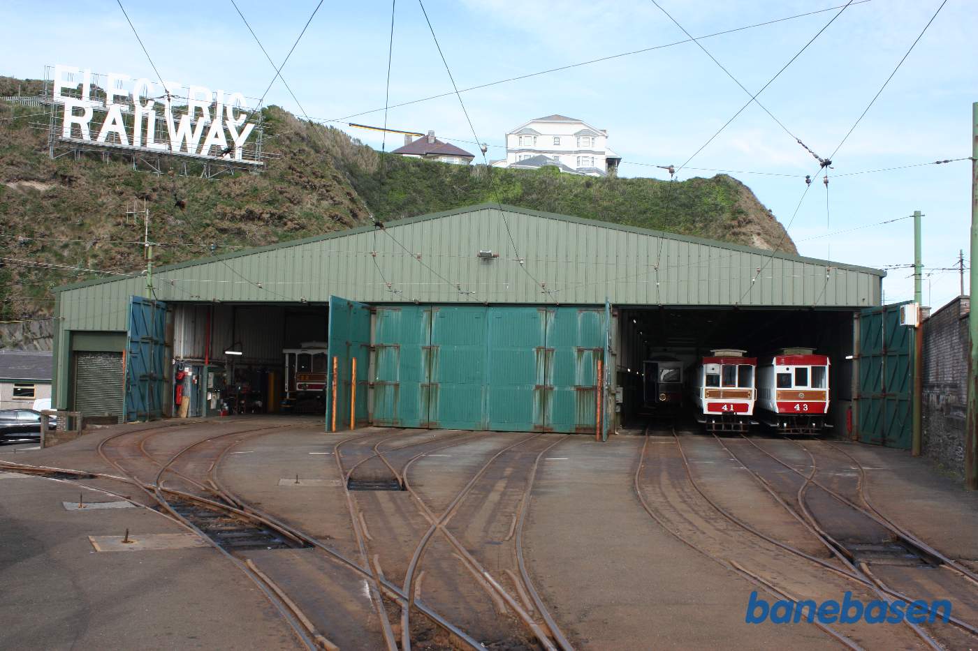 Sporvognene på vej hjem i remisen, søndag eftermiddag. Et vue ud over pladsen foran remisen