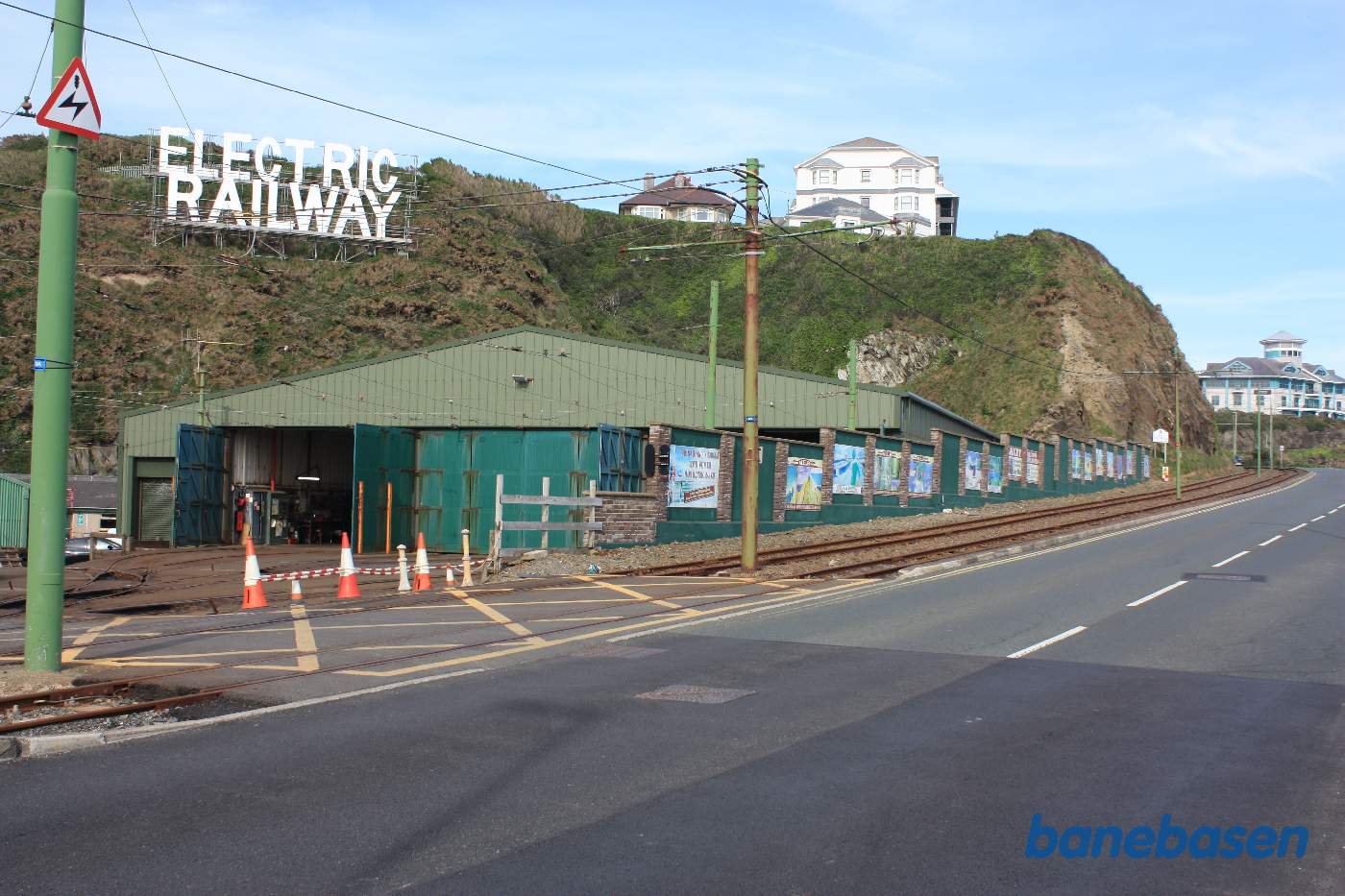 Remiserne set fra vejen