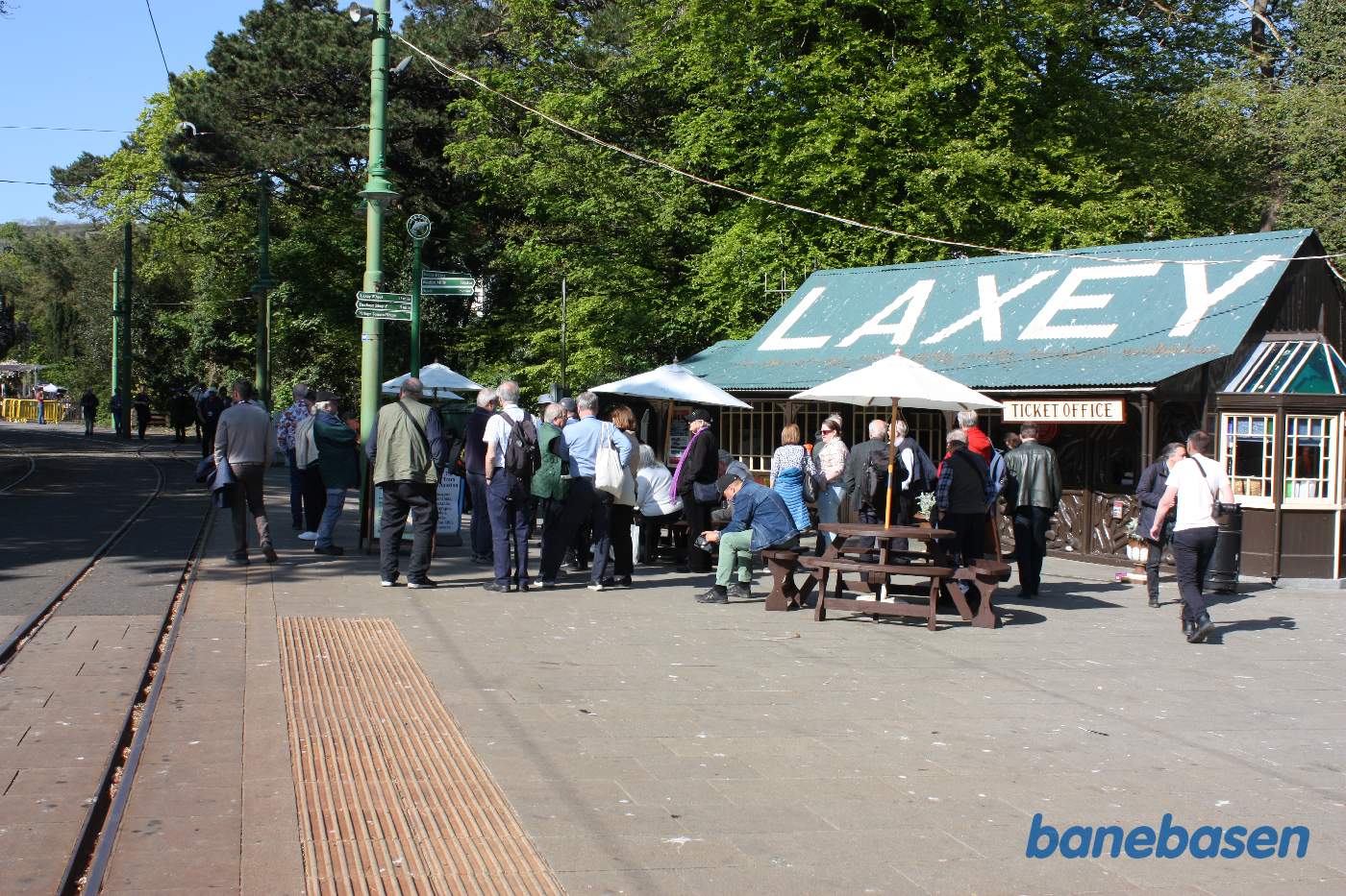 FEDECRAIL selskabet er ved at samle sig ved stationen for aftenturen til toppen af Snaefell