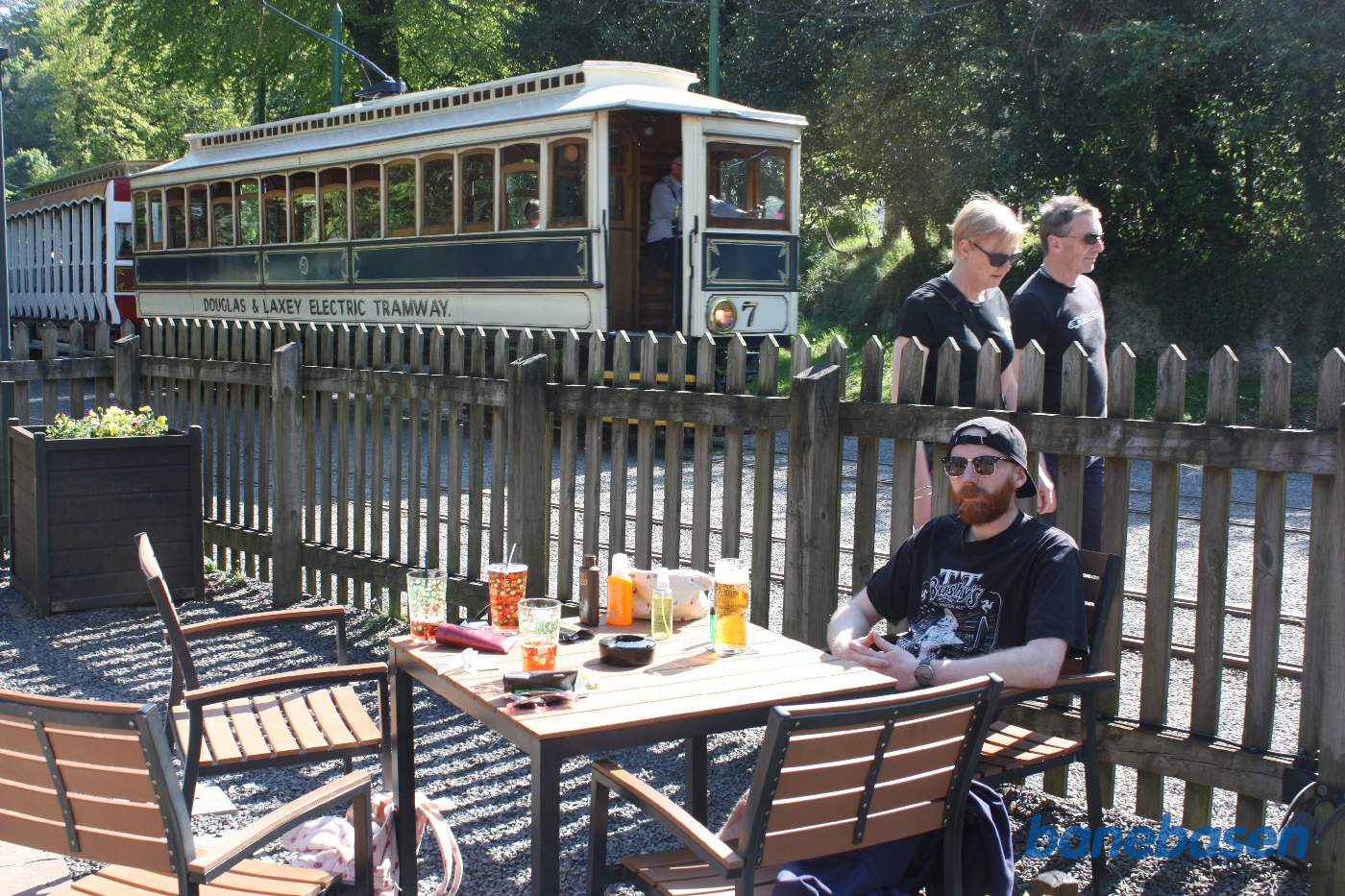 Ved siden af stationen var der en pub med udendørs borde