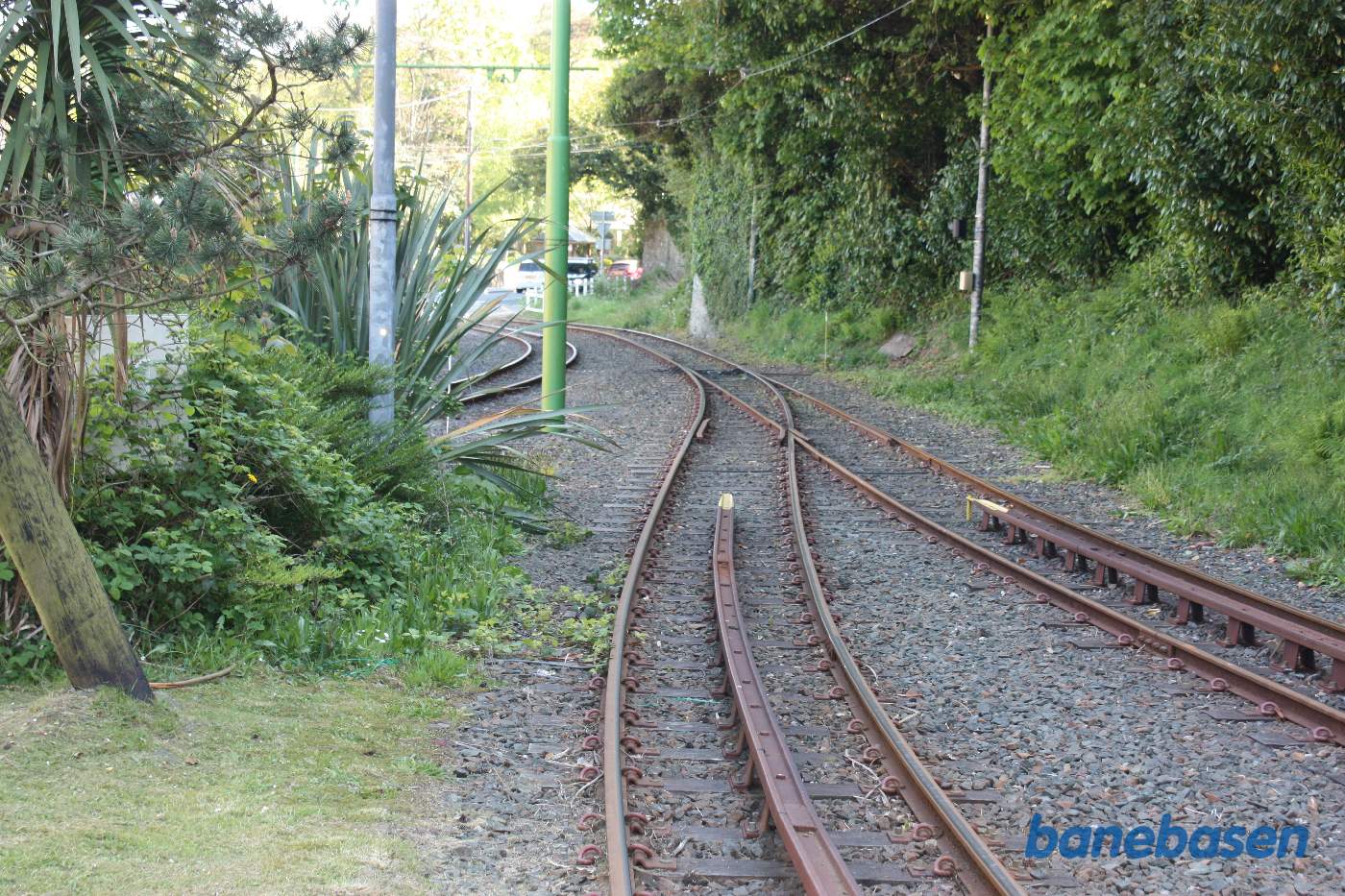 Her slutter dobbeltsporet og fortsætter som enkeltspor de sidste 100 meter ind på stationen