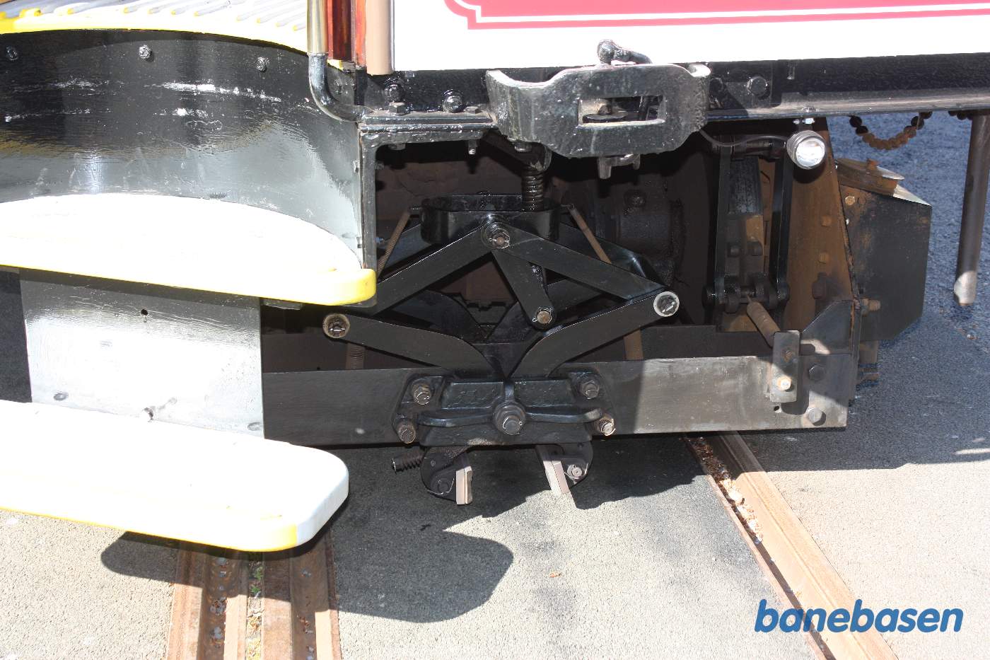 Nærbillede af bremsebakkerne der klemmer ind på tandstangen midt i sporet