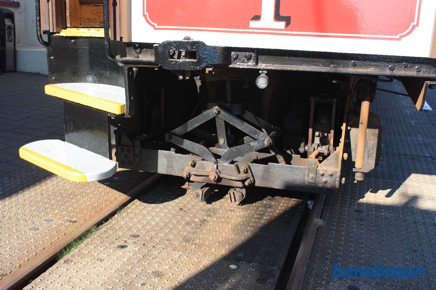 Nærbillede af bremsebakkerne der klemmer ind på tandstangen midt i sporet