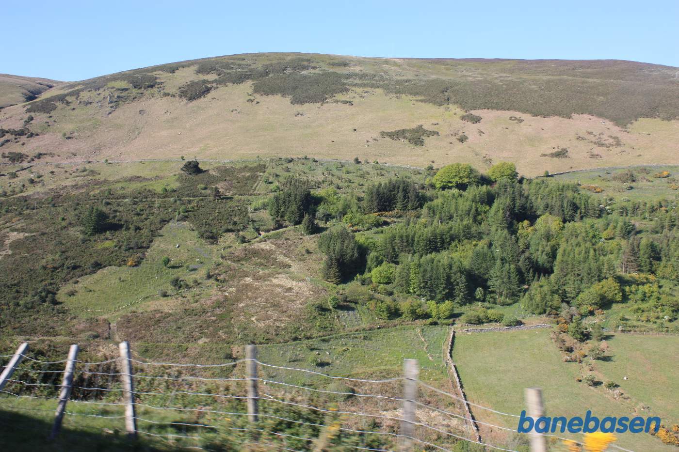 Sporvejen går i konstant stigning op gennem dalen