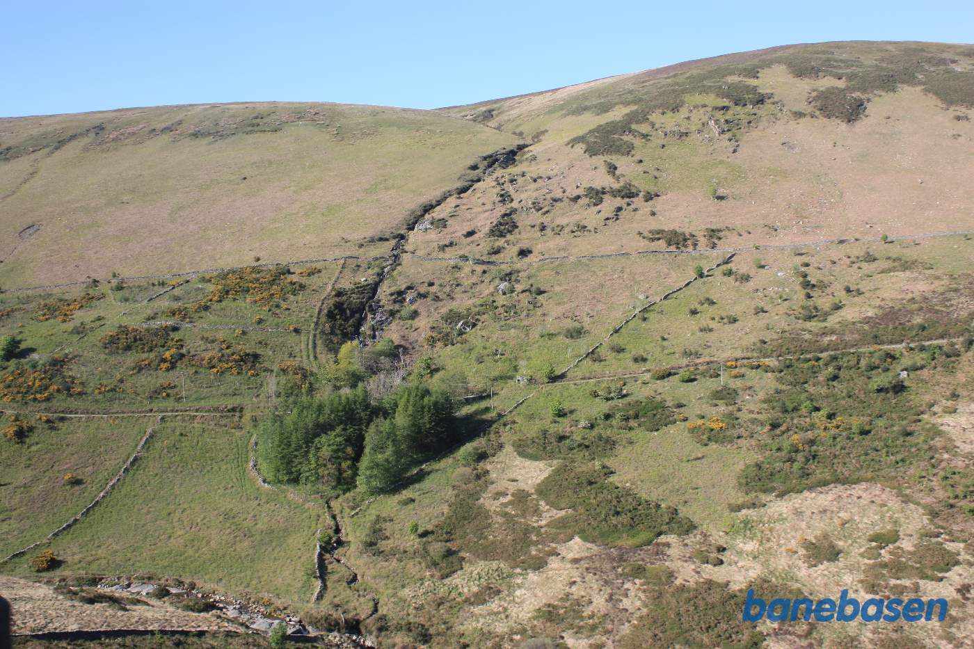 Sporvejen går i konstant stigning op gennem dalen