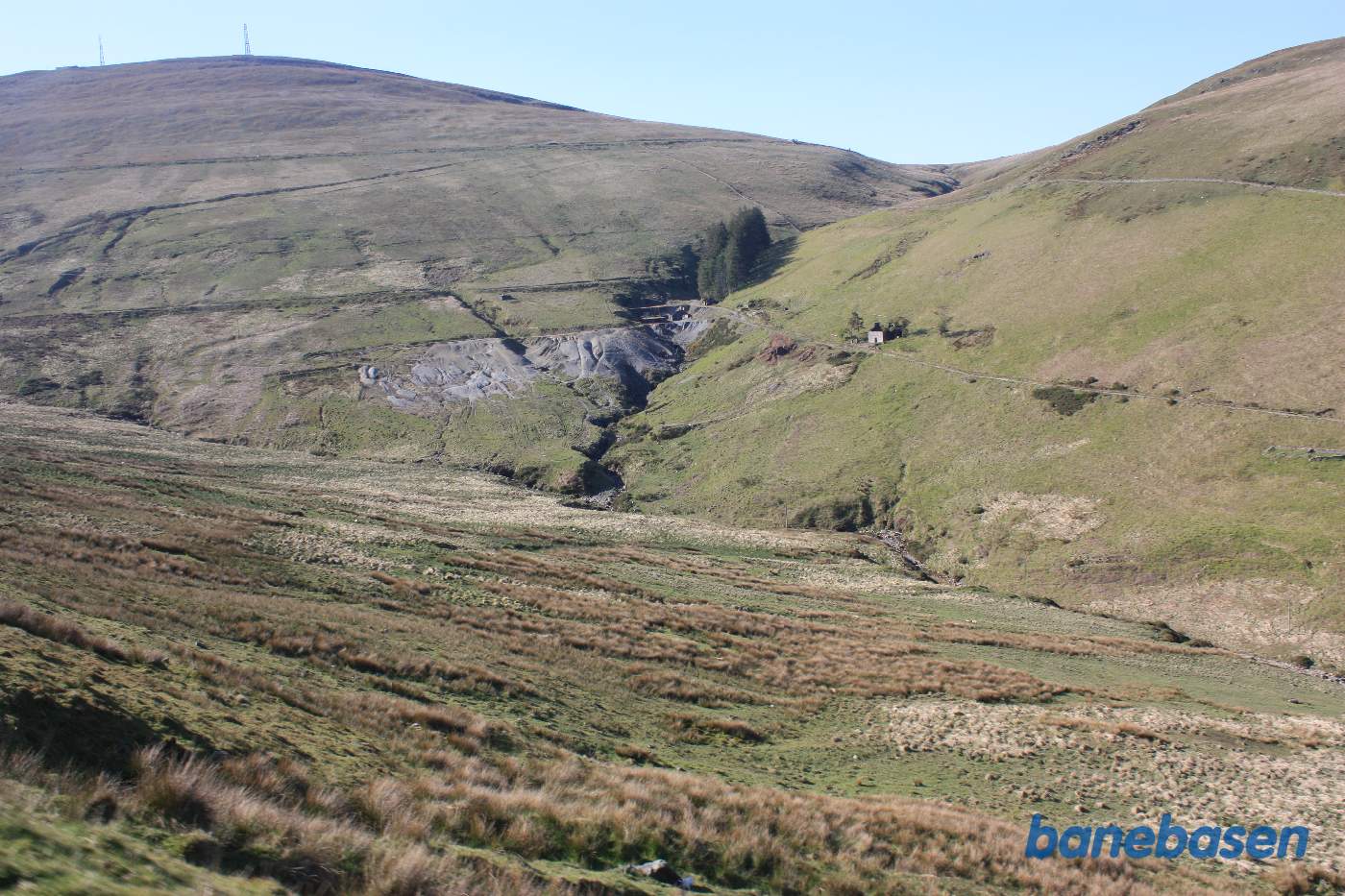 Sporvejen går i konstant stigning op gennem dalen