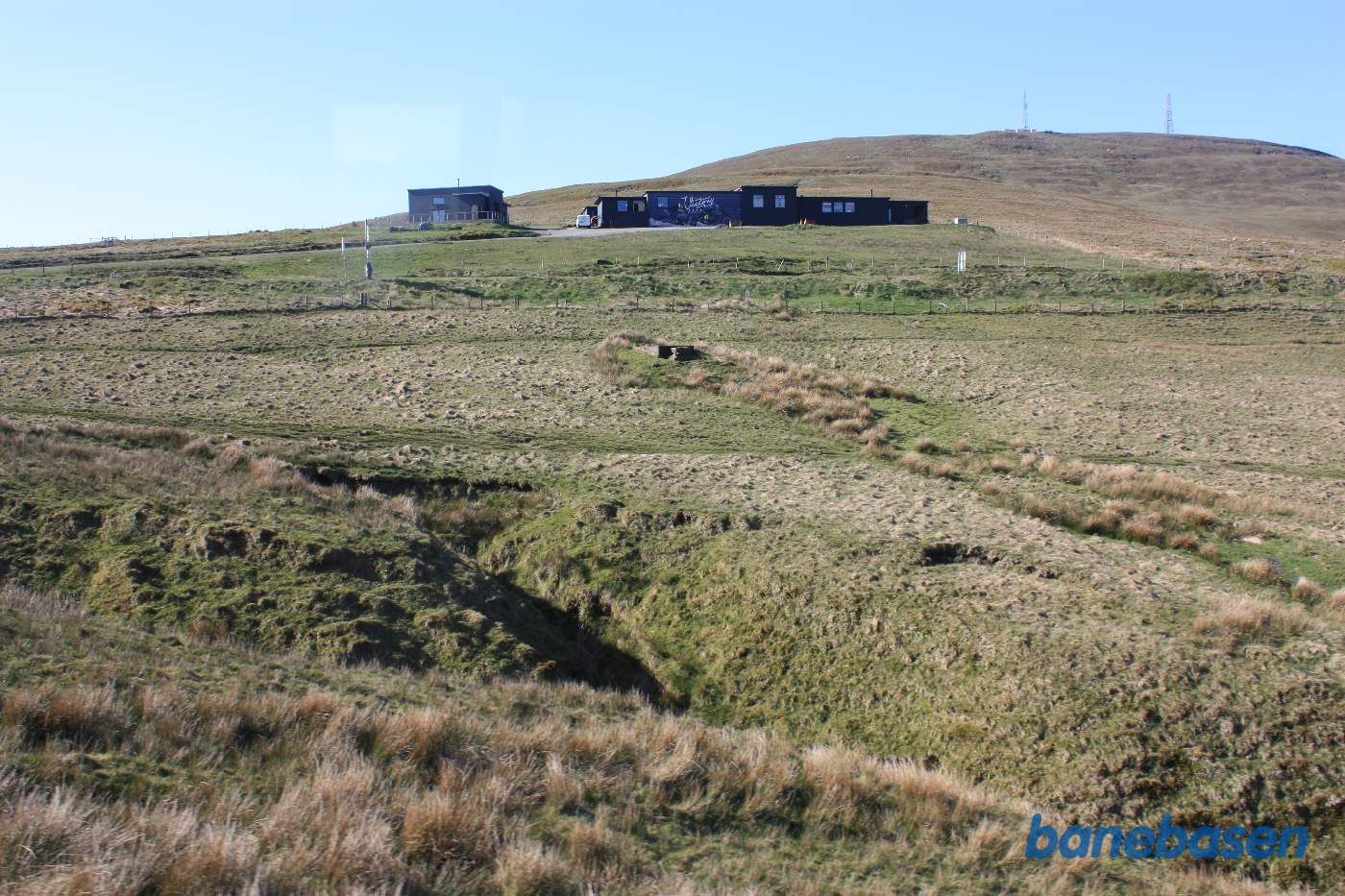 Nu ses restauranten ved Bungalow Station og bag den toppen af Snaefell