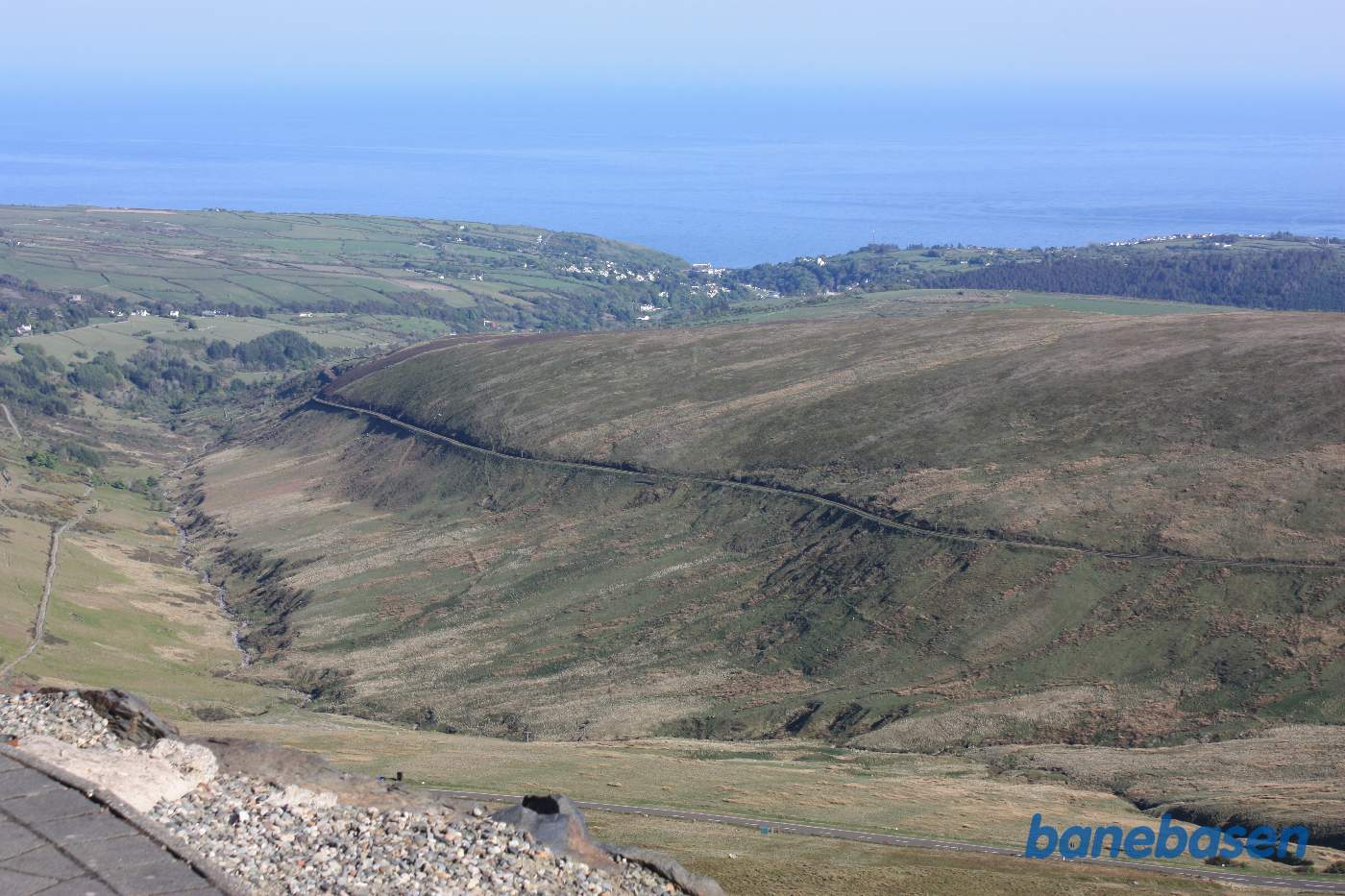 Udsigten fra Snaefell, sporvejen ses tydeligt op gennem dalen på dalens modsatte side. Havet ude i horisonten bag Laxey
