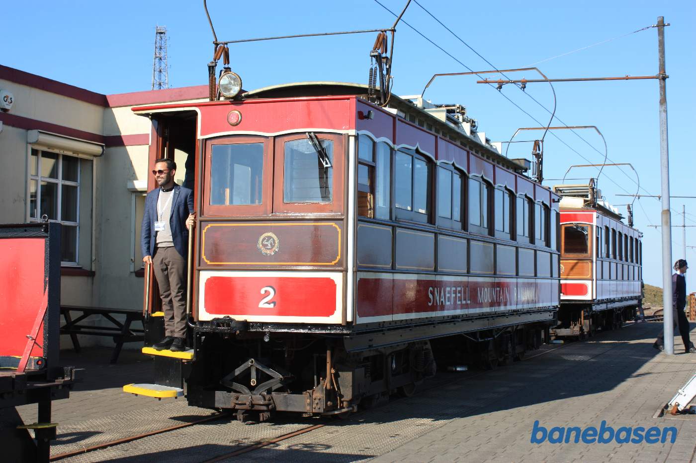 De 2 motorvogne ved perron