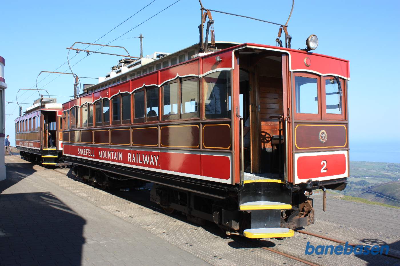 De 2 motorvogne ved perron