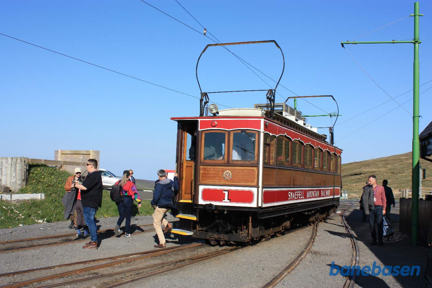 Den første motorvogn er ankommet til Bungalow Station og gæsterne stiger ud