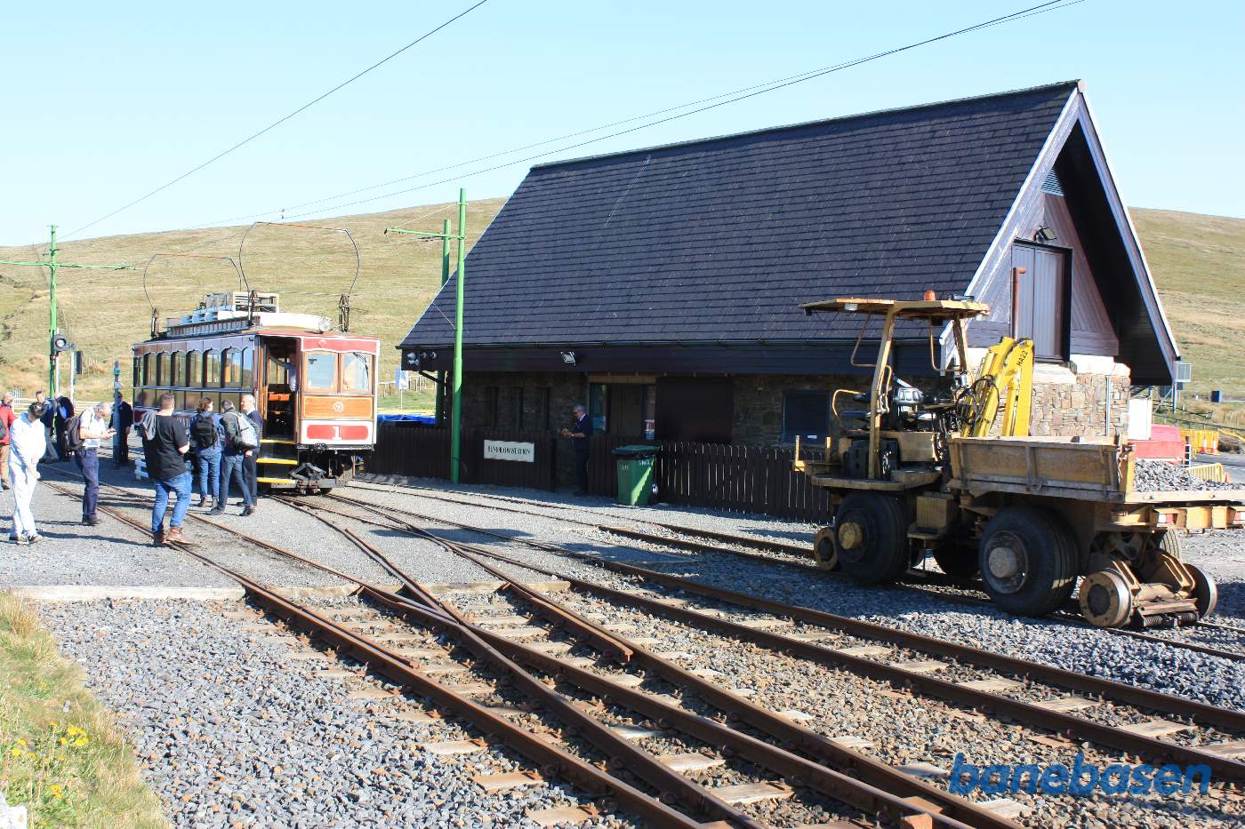 Den første motorvogn er ankommet til Bungalow Station og gæsterne stiger ud