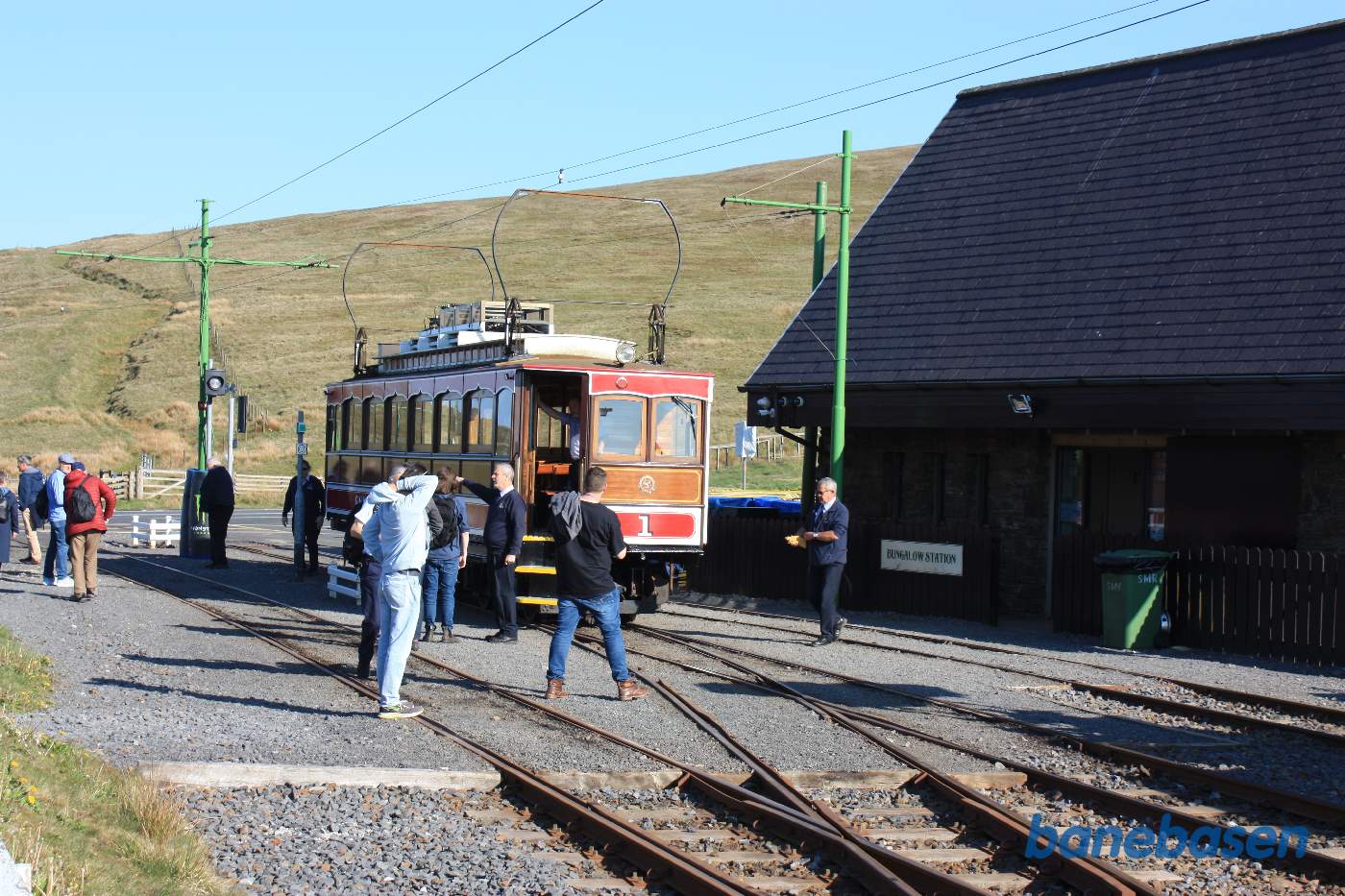 Den første motorvogn er ankommet til Bungalow Station og gæsterne stiger ud