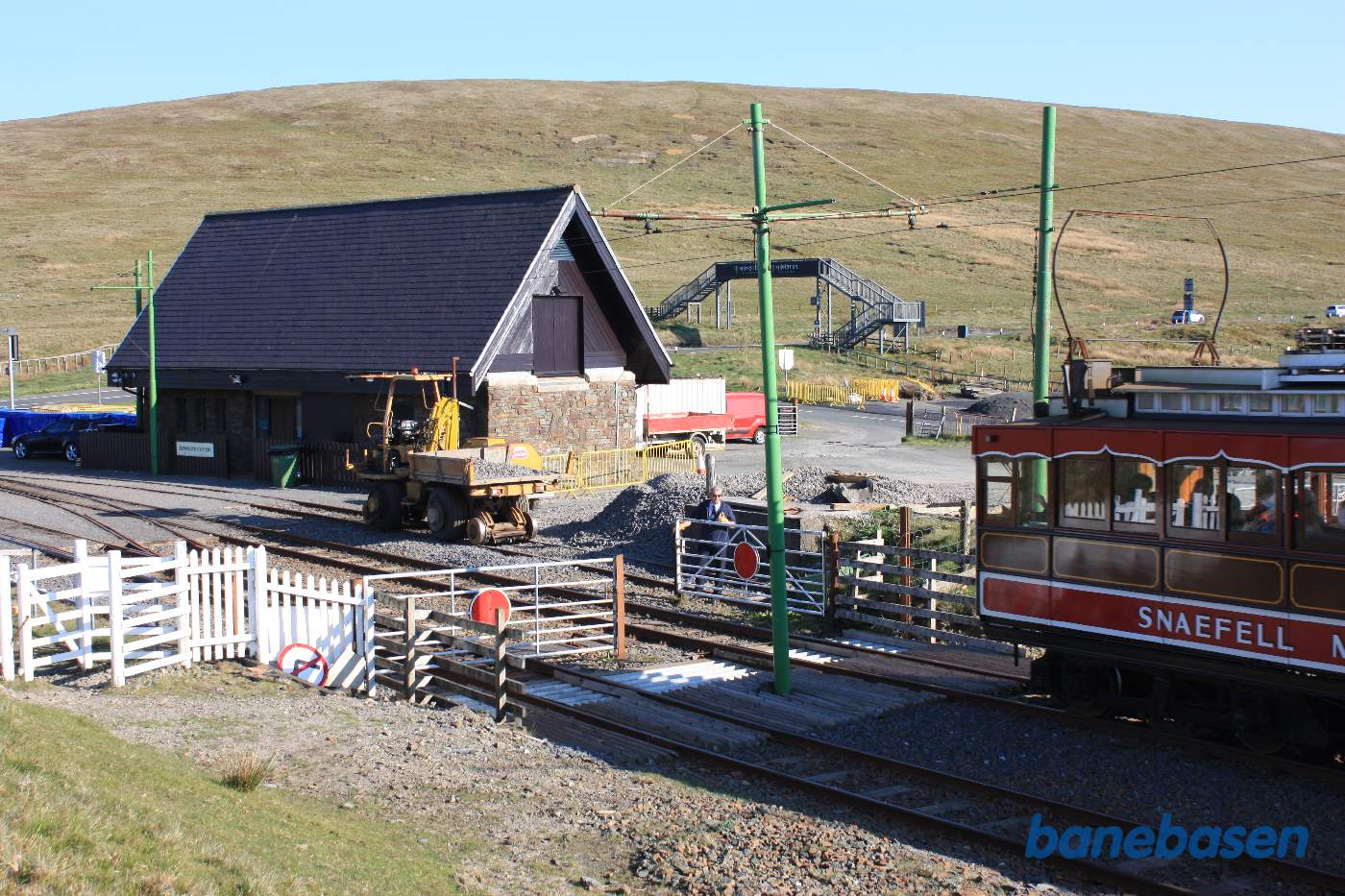 Den anden motorvogn på vej ind på Bungalow Station