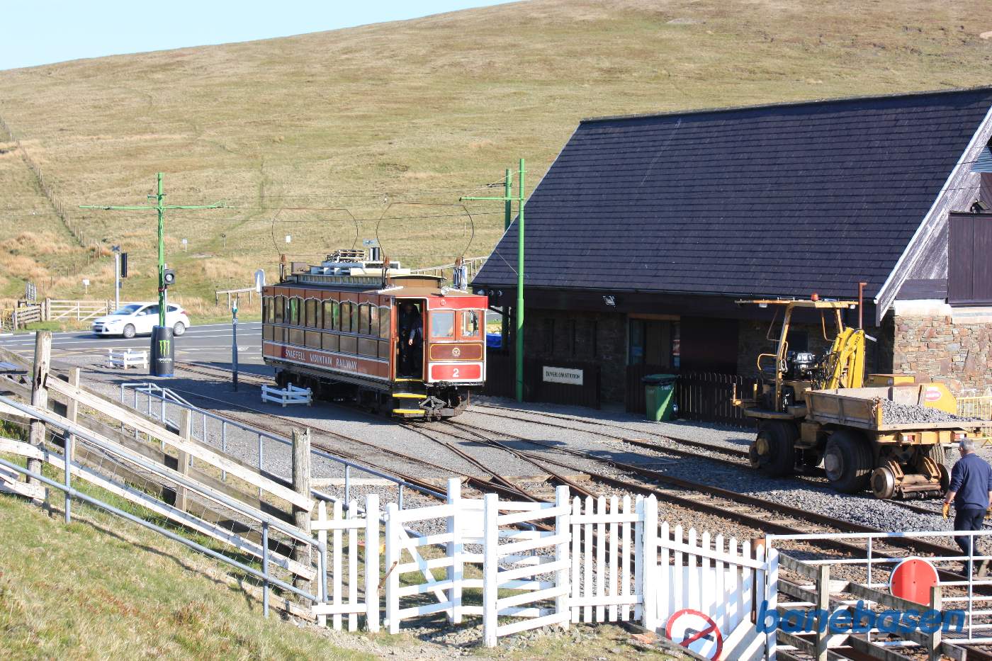 Den anden motorvogn er ankommet til Bungalow Station og gæsterne er steget ud