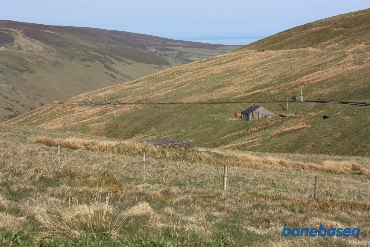 Sporvejen ned gennem dalen ses tydeligt på den modsatte side af dalen