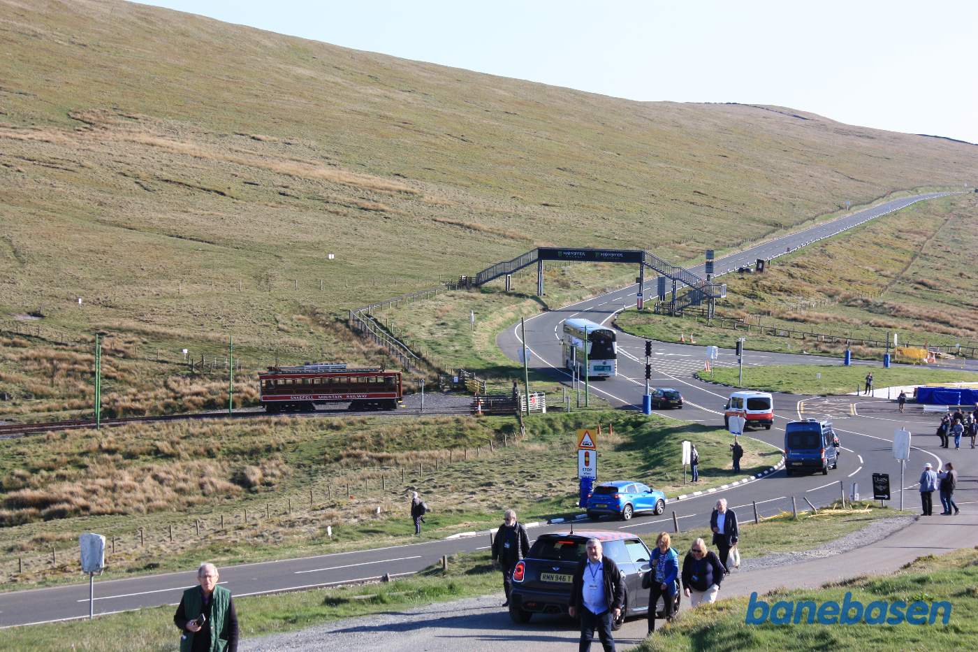 Motorvognen har passeret vejen og bilerne kører igen