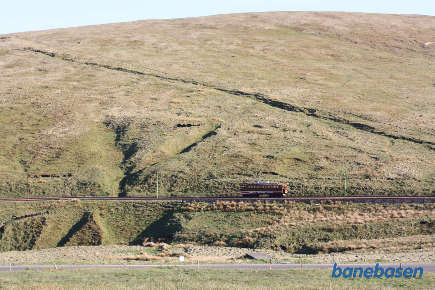 Motorvognen på vej ned gennem dalen