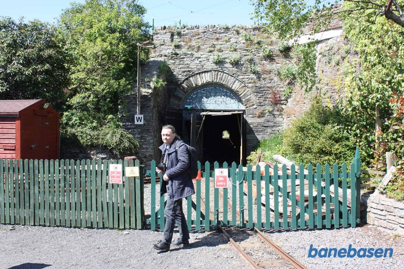 Tunnelmundingen under vejen