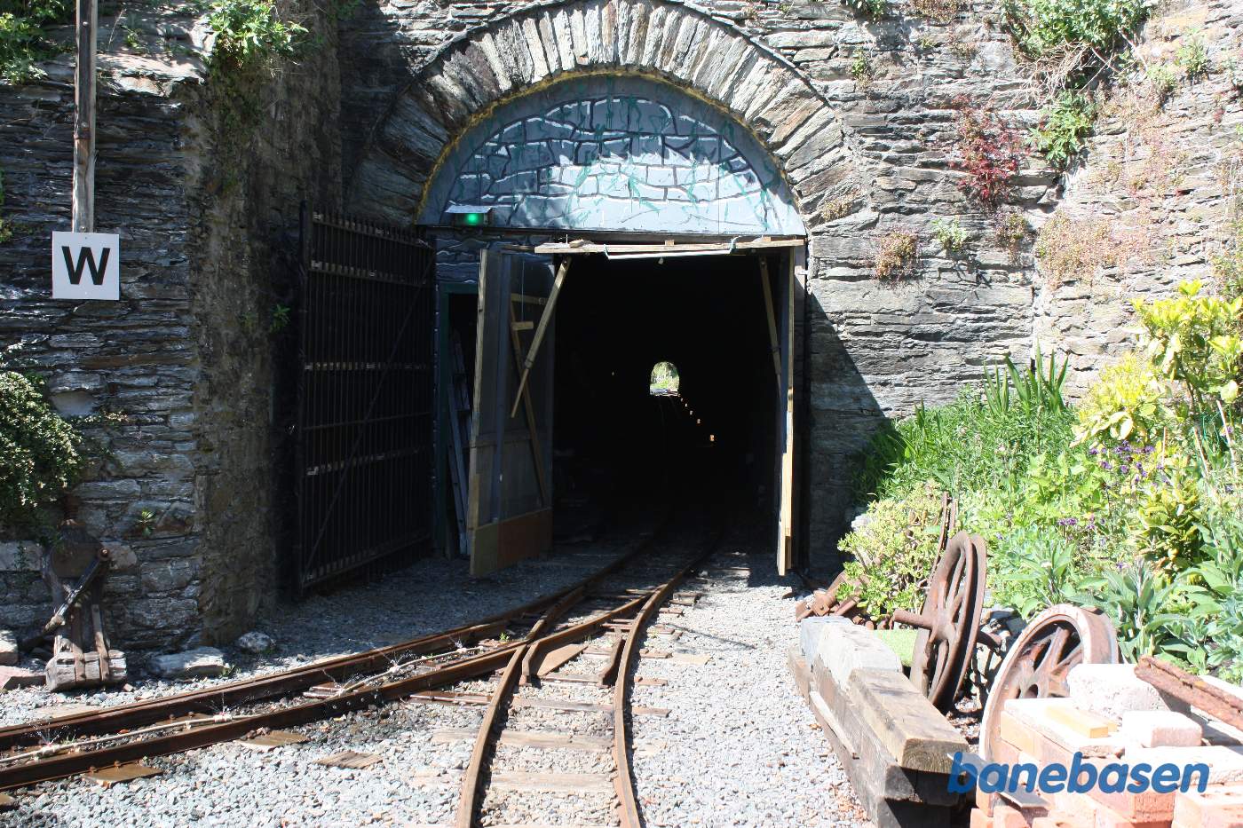 Som det ses, er tunnelen forholdsvis lang, ca 65 meter