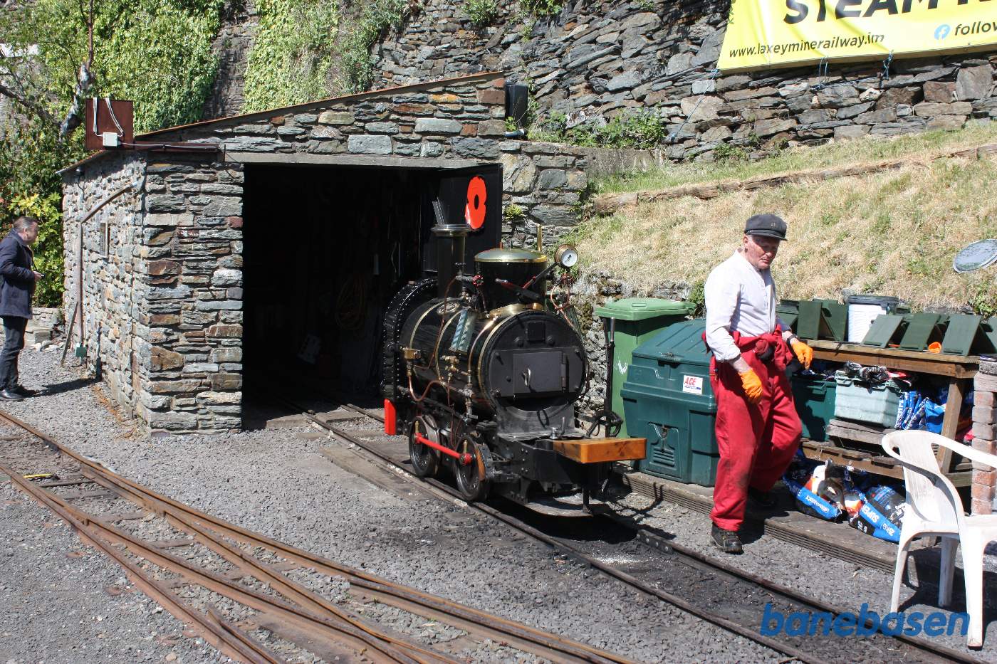 Det andet lille lokomotiv foran den lille remise