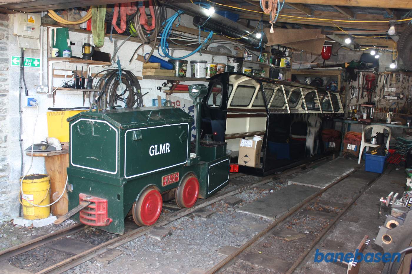 Inde i vognhallen står flere andre køretøjer