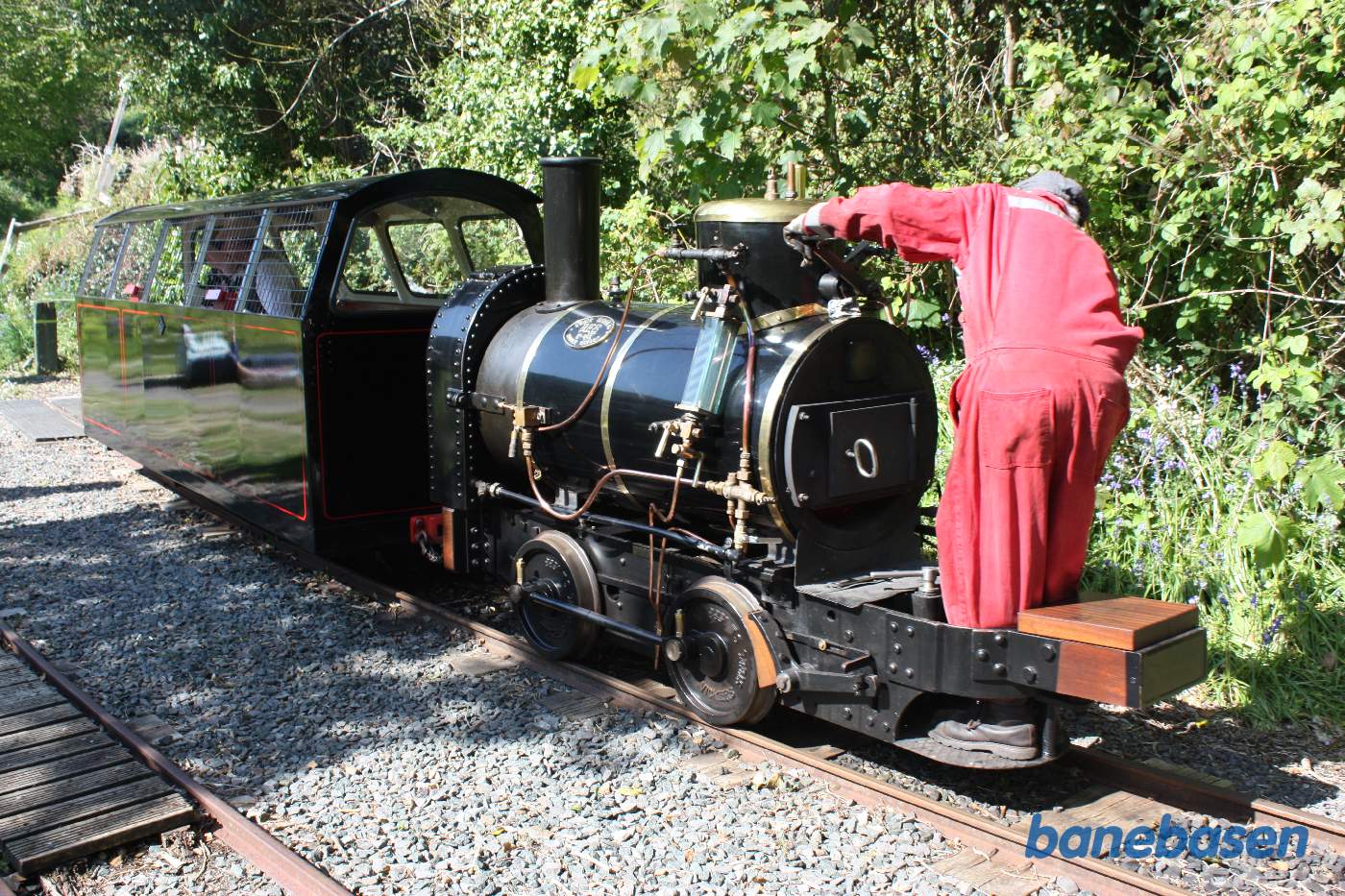 Nærbillede af det lille damplokomotiv