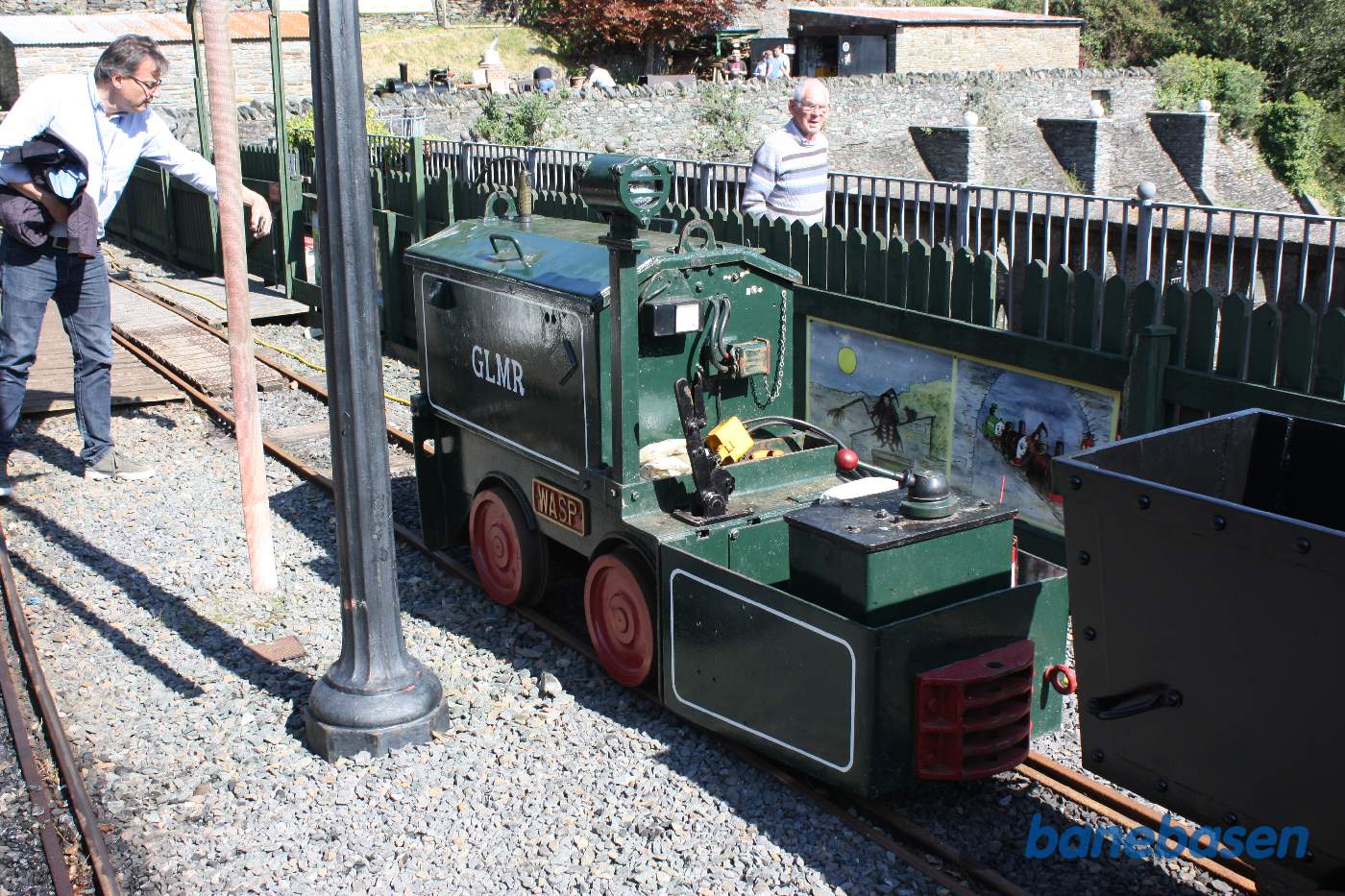 Nærbillede af et lille elektrisk lokomotiv