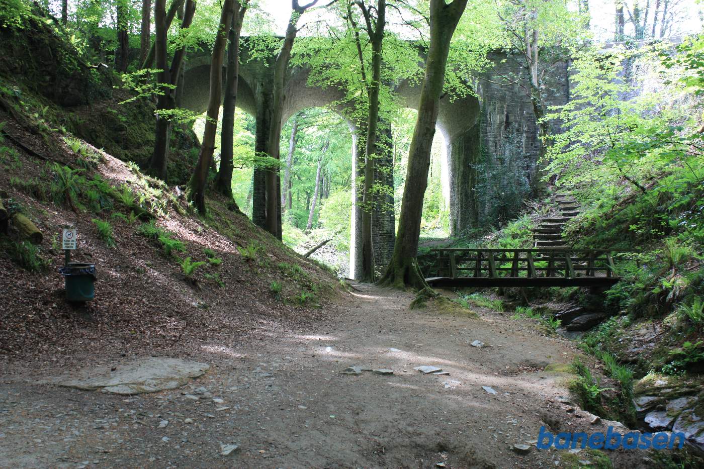 Vej og sporvejsbroen over slugten