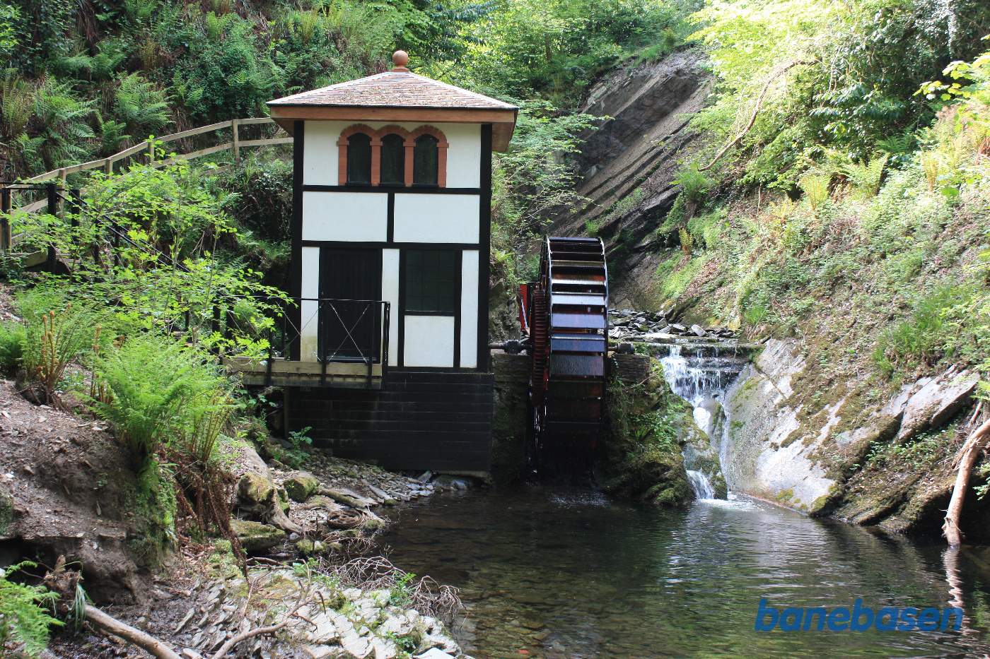 Stien fra sporvejsstationen til jernbanestationen går gennem en flot og frodig slugt. Midt i slugten ligger der en gammel vandmølle