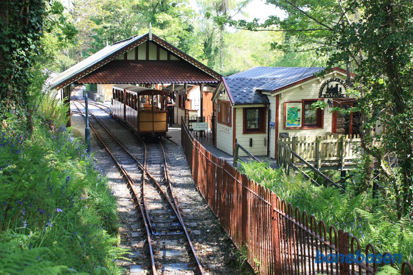 Stationen set fra stopbommen