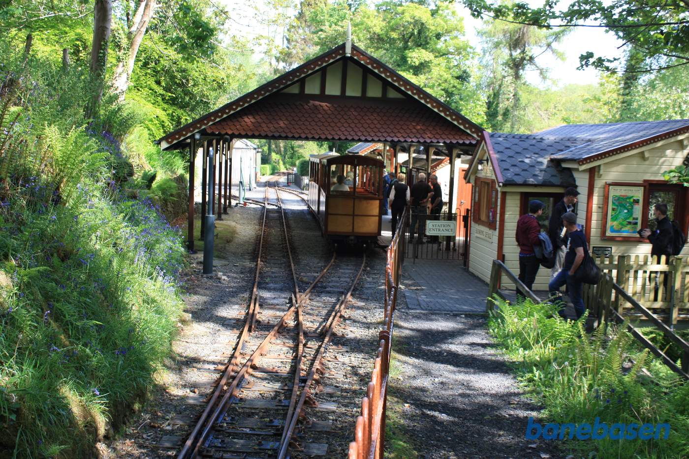 Indgangen til stationen og perrontaget
