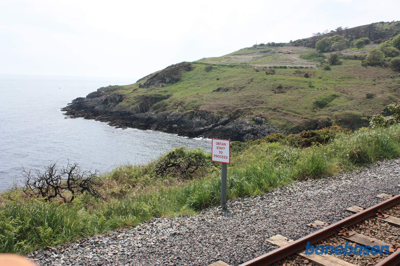 Banen går tæt på bjergkanten ned til havet