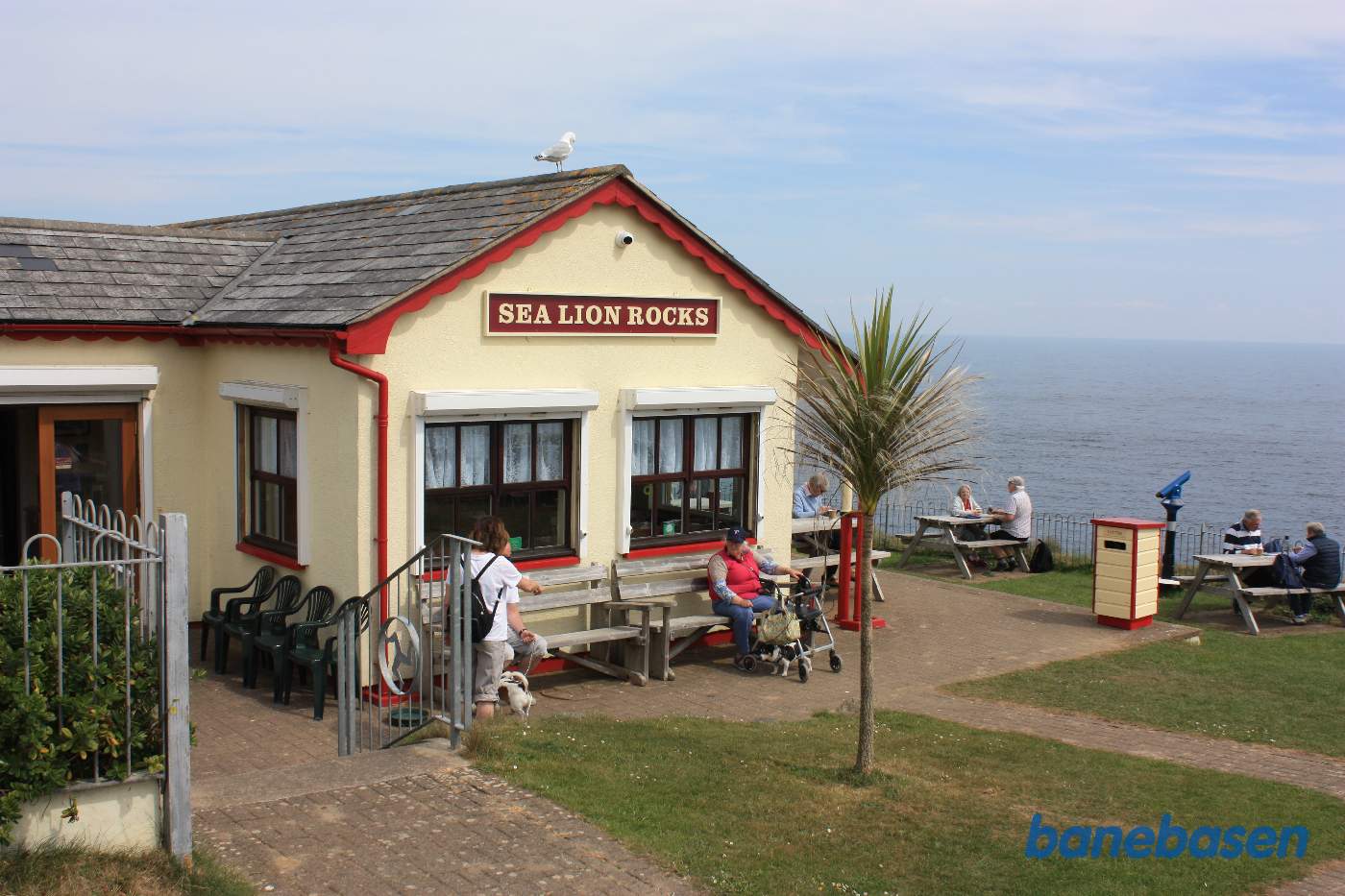 Restauranten ligger smukt lige ud til havet