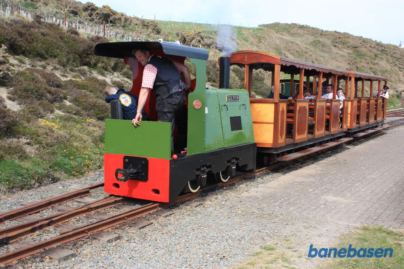 Toget kører ud af stationen